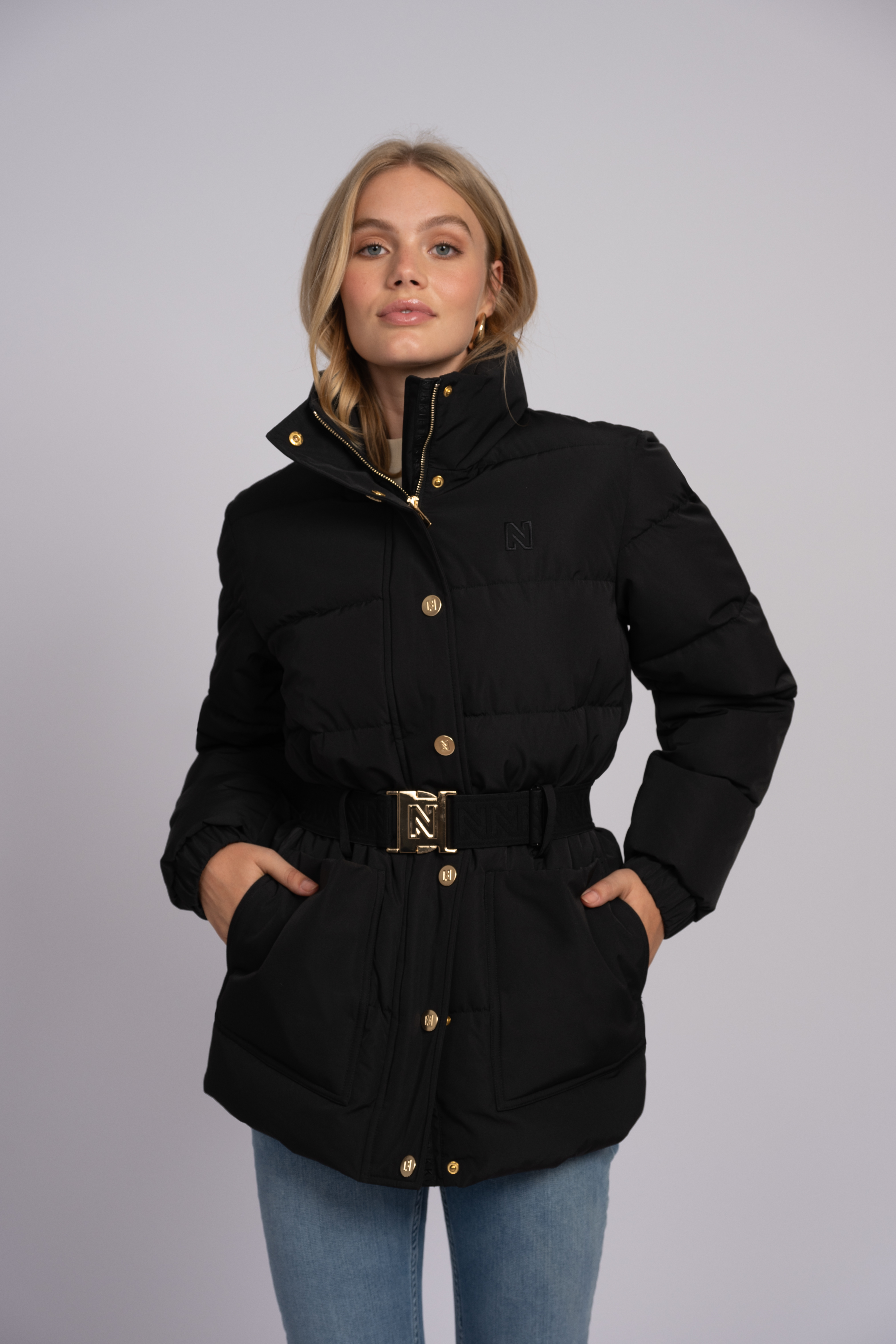 Puffer jacket with high neck and a belt 