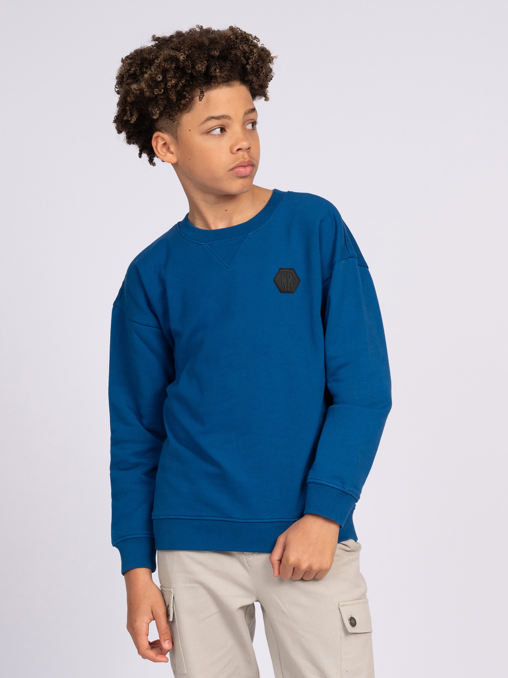 Loose-fitting sweater with N&N logo patch