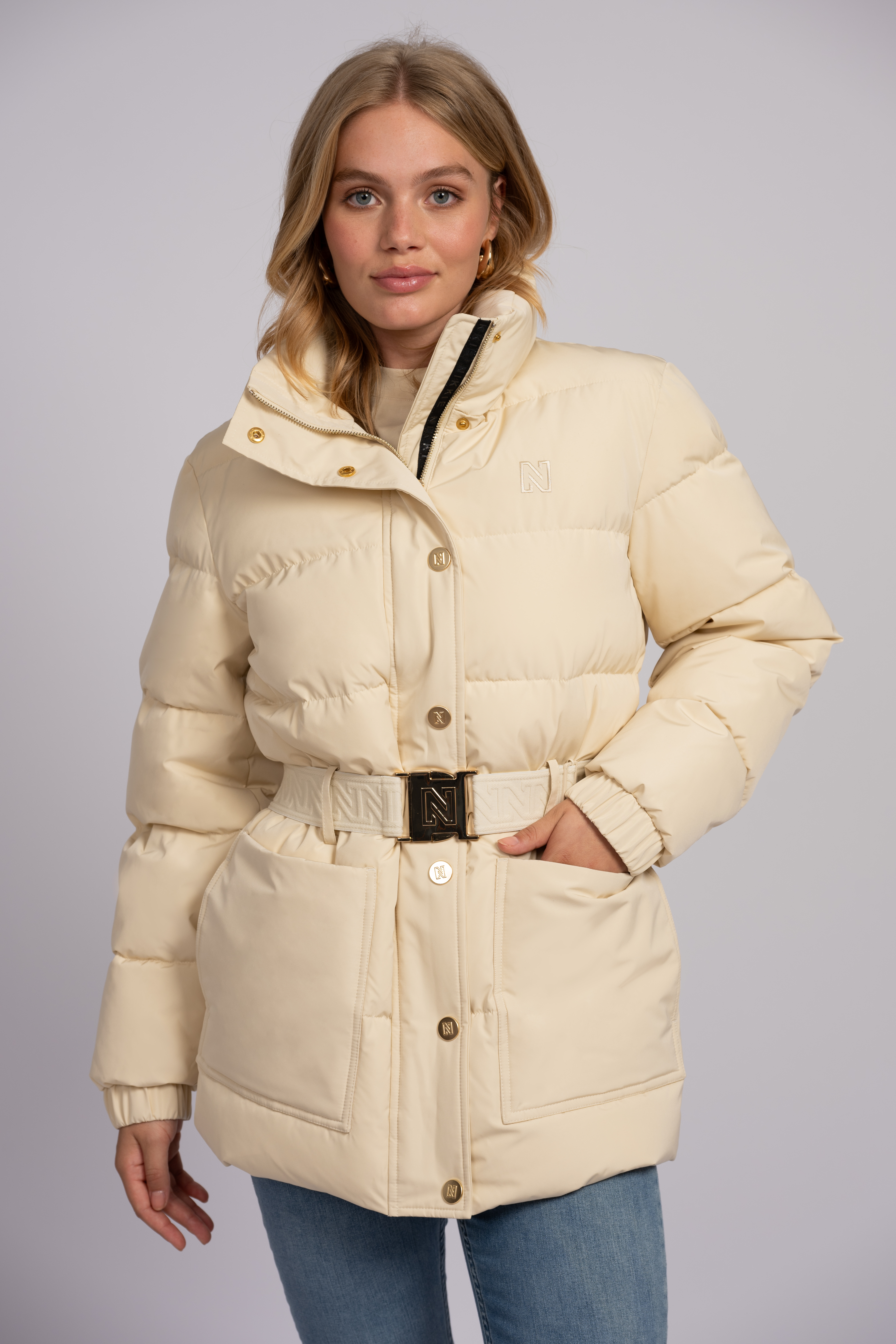 Puffer jacket with high neck and a belt 