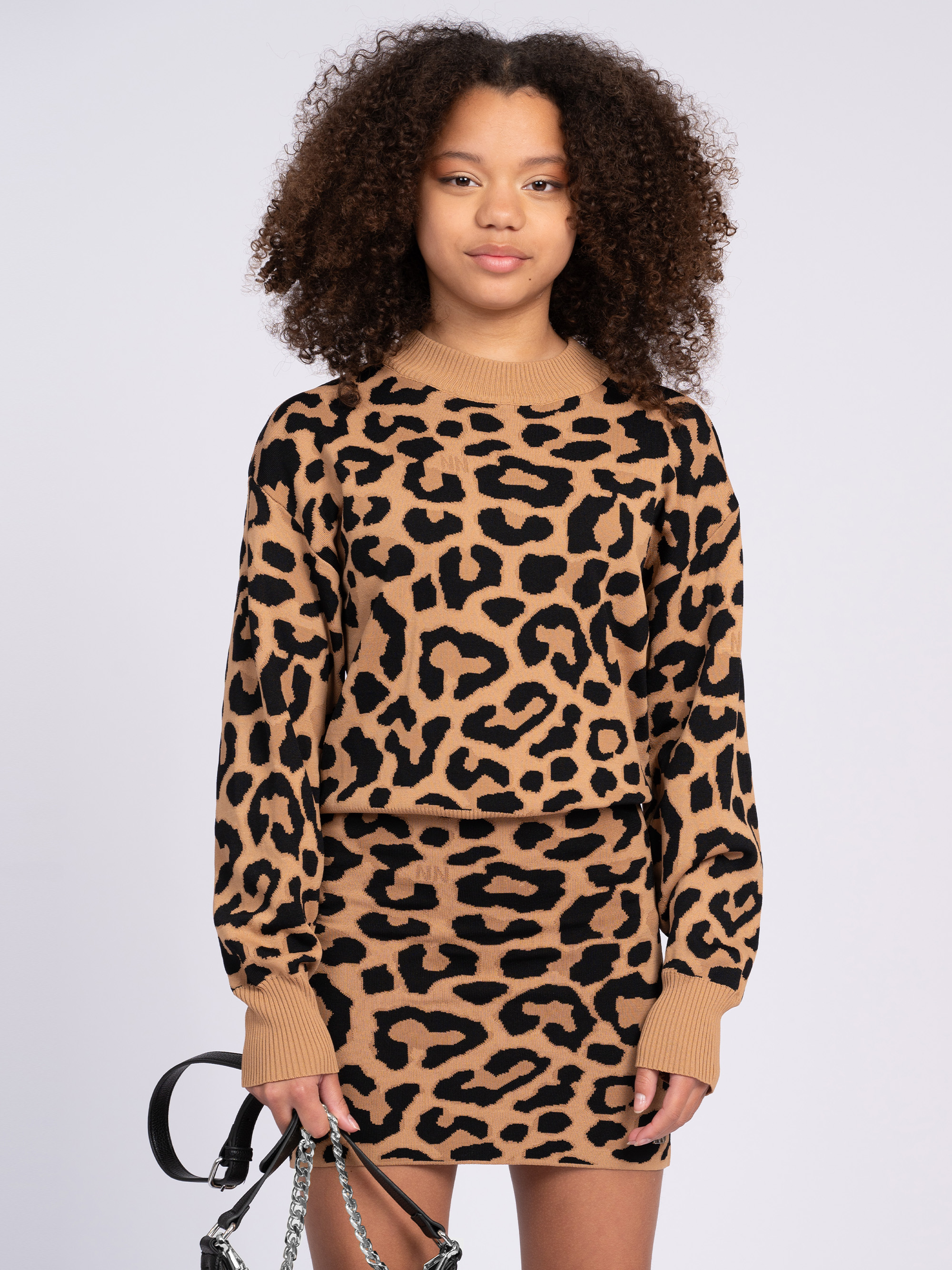 Loose-fitting sweater with leopard print