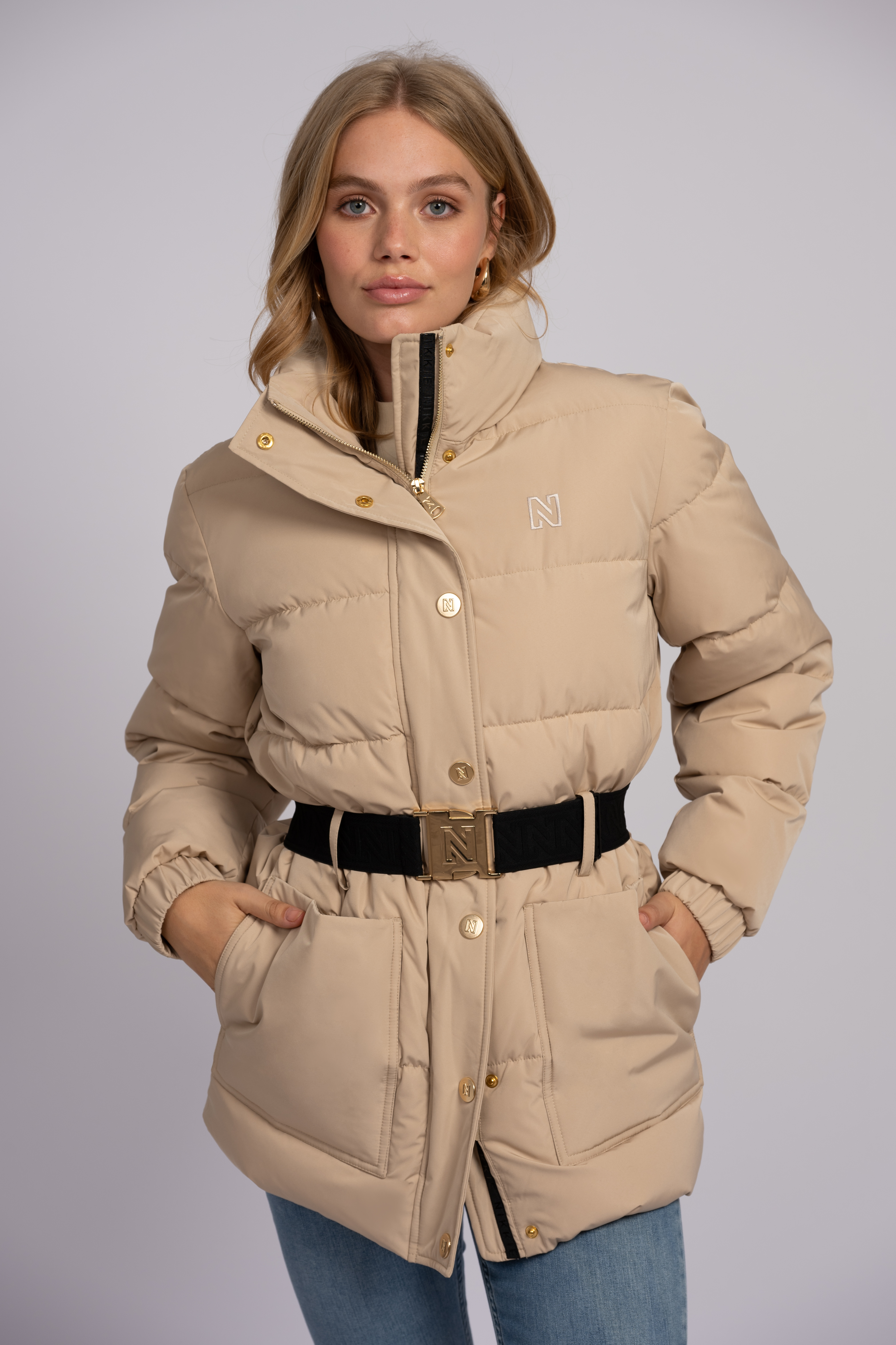 Puffer jacket with high neck and a belt 